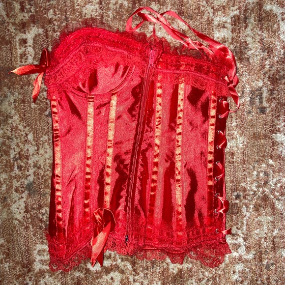 Red Bow Corset - Picture 4 of 8